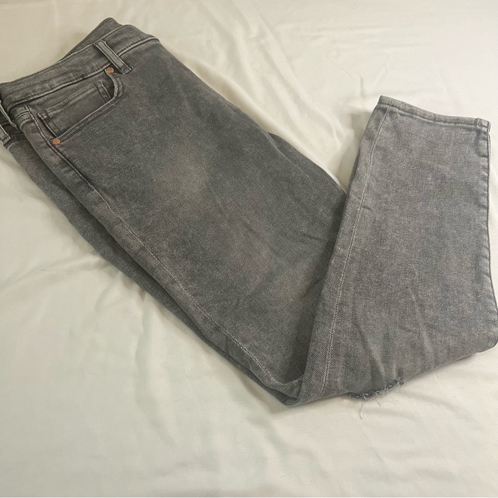 Women’s Express Light Gray Denim cropped‎ skinny jeans. Size 14.